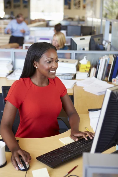 Vrouw die werkt bij computer in moderne kantoor — Stockfoto