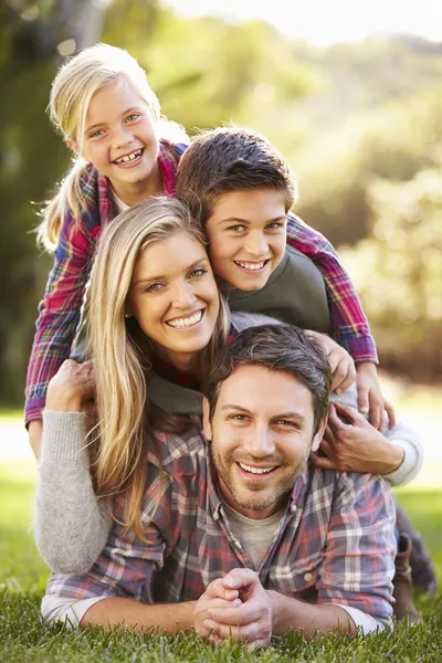 Famille couché sur l'herbe dans la campagne — Photo