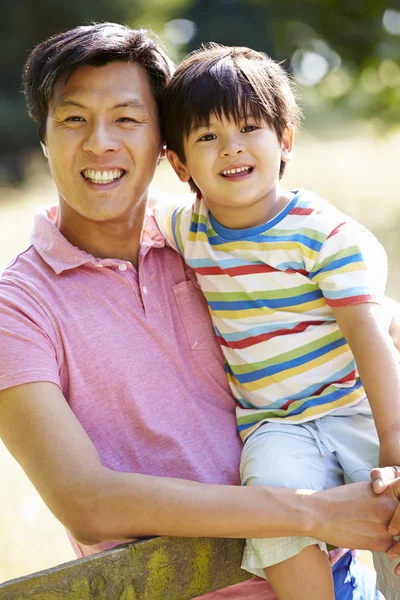 Asiático padre e hijo en campo — Foto de Stock