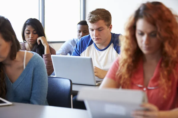 Studente universitario maschio che utilizza il computer portatile in aula — Foto Stock