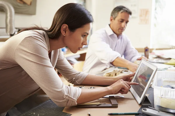 Dos arquitectos haciendo modelos en la oficina usando tableta digital — Foto de Stock