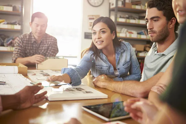 Fünf Architekten sitzen bei Treffen am Tisch — Stockfoto