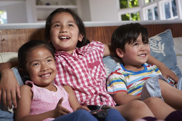 Tre bambini asiatici che guardano la TV insieme — Foto Stock