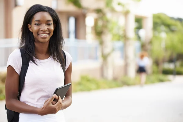 Retrato de estudiante universitaria al aire libre en el campus — Foto de Stock