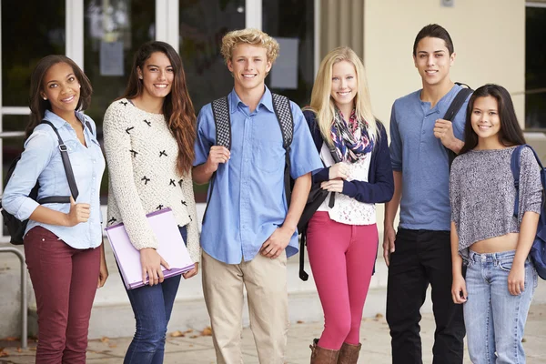 Studenti delle scuole superiori in piedi fuori edificio — Foto Stock