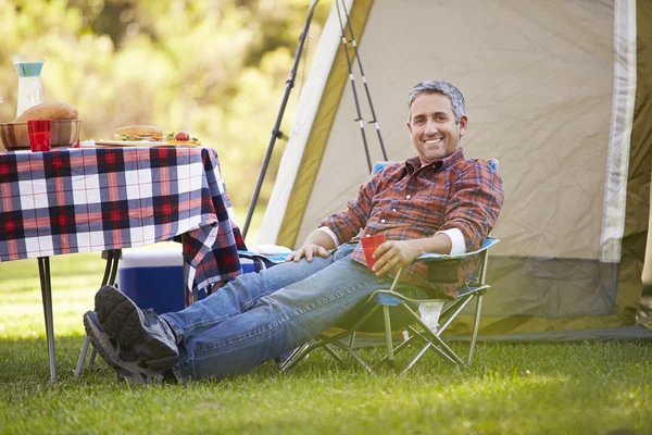 Hombre disfrutando de vacaciones de camping en el campo — Foto de Stock