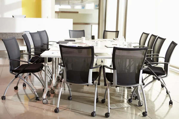 Stühle um leeren Sitzungstisch angeordnet — Stockfoto