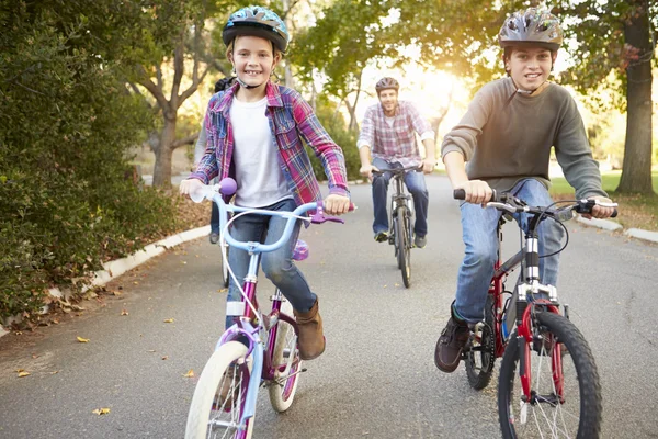 Famiglia in bicicletta in campagna — Foto Stock