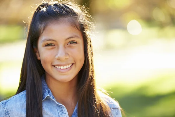 Retrato de menina hispânica no campo — Fotografia de Stock