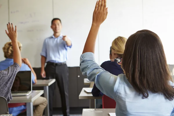 Tutor com alunos do ensino médio na classe — Fotografia de Stock