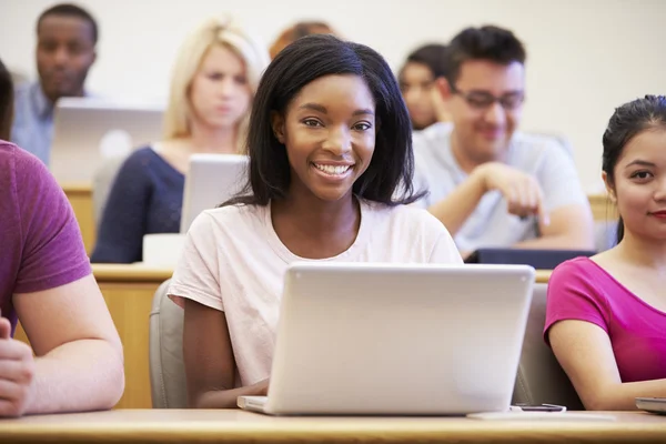 Estudante universitário feminino usando laptop na palestra — Fotografia de Stock