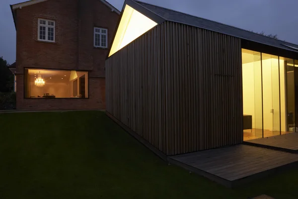 Exterior de la casa moderna con extensión en la noche —  Fotos de Stock