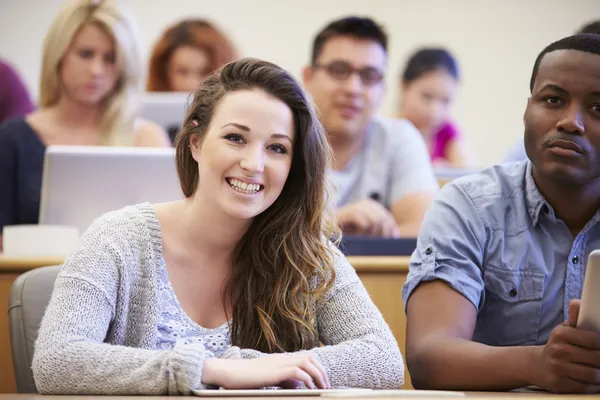 Kobieta studentka za pomocą cyfrowego tabletu w wykładzie — Zdjęcie stockowe