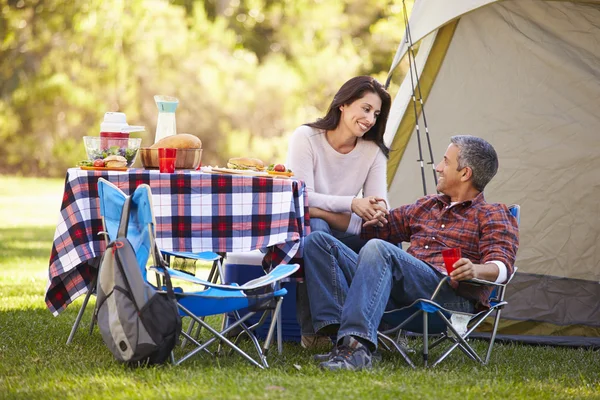Par njuter campingsemester i landsbygden — Stockfoto