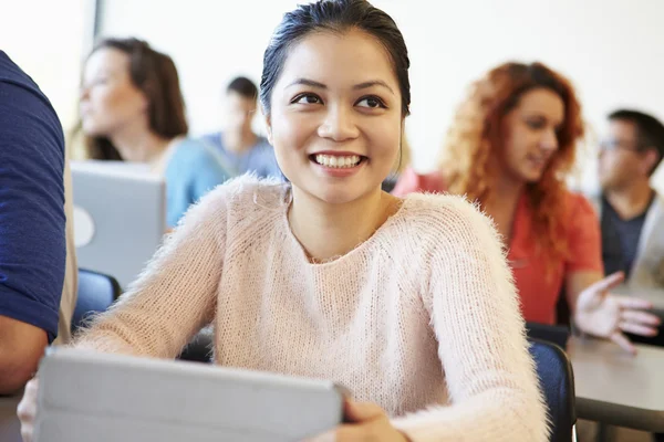 女大学生在教室中使用数字平板电脑 — 图库照片