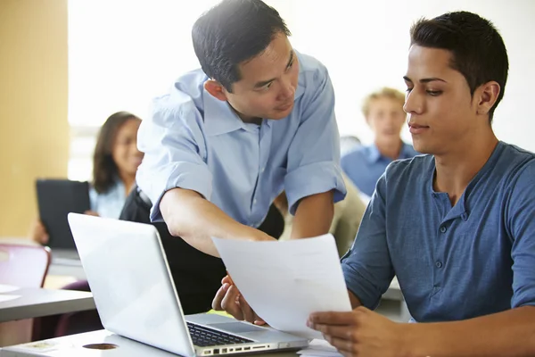 Estudantes do ensino médio com professor — Fotografia de Stock