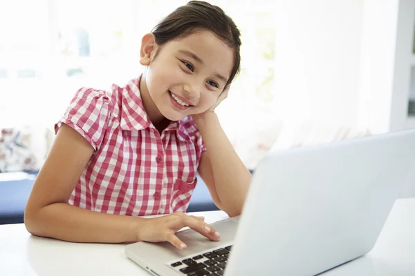 Asiatiska barn använder laptop — Stockfoto