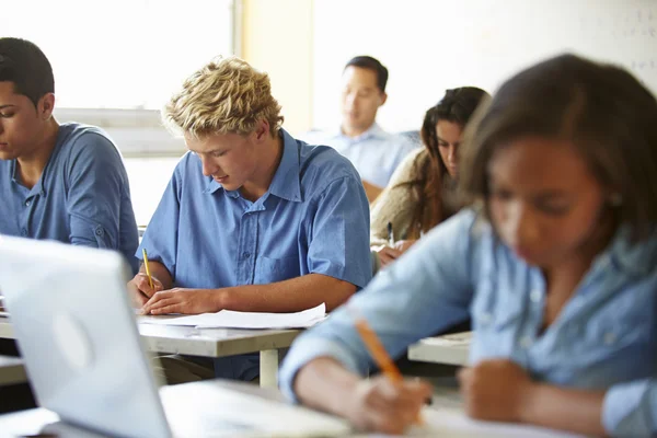 Estudiantes de secundaria tomando prueba — Foto de Stock