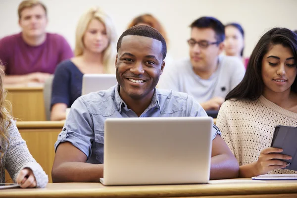 Estudante universitário masculino usando laptop na palestra — Fotografia de Stock