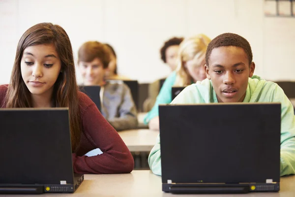 Middelbare schoolstudenten in de klas — Stockfoto