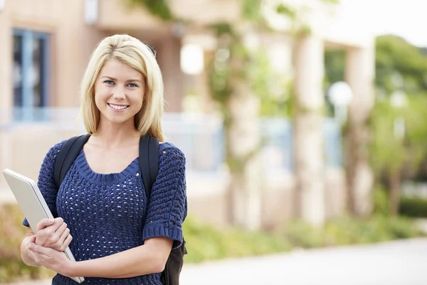 Porträtt av kvinna universitetsstudent utomhus på Campus — Stockfoto