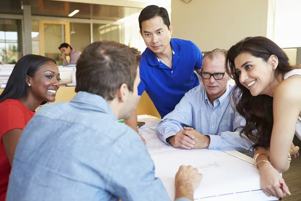 Architektengruppe diskutiert Pläne in modernem Büro — Stockfoto