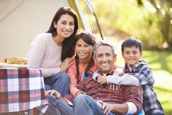 Familia disfrutando de unas vacaciones de camping en el campo — Foto de Stock