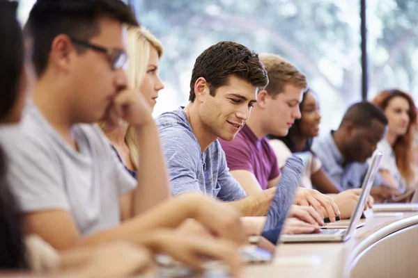 Classe de estudantes universitários usando laptops na palestra — Fotografia de Stock