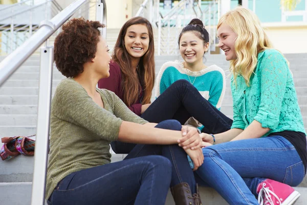 Estudantes do ensino médio feminino — Fotografia de Stock