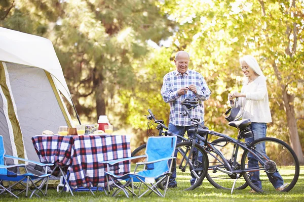 Äldre par ridning cyklar — Stockfoto