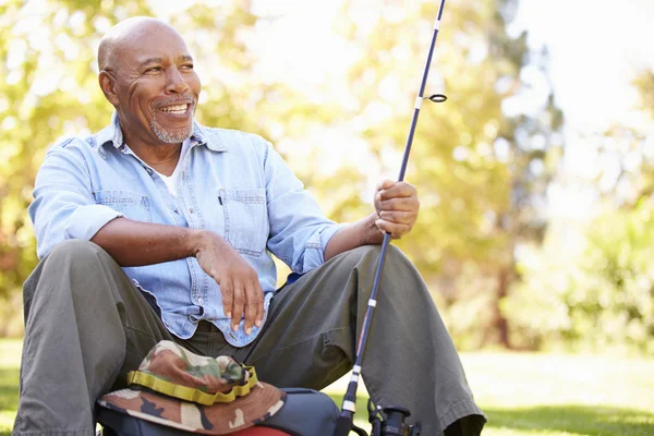 Senior Man op Camping Vakantie — Stockfoto