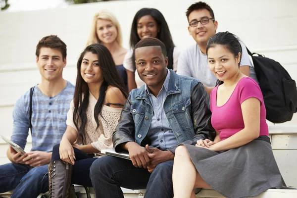 Retrato de estudiantes universitarios al aire libre en el campus — Foto de Stock