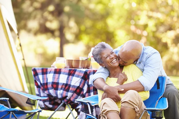 Senior koppel genieten van camping vakantie — Stockfoto