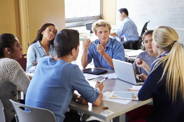 Estudantes do ensino médio em classe — Fotografia de Stock