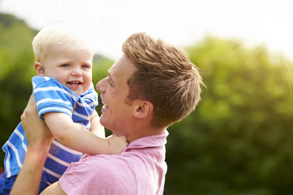 Vader knuffelen jonge zoon — Stockfoto