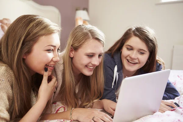 Τριών έφηβων κοριτσιών χρησιμοποιώντας φορητό υπολογιστή — Φωτογραφία Αρχείου