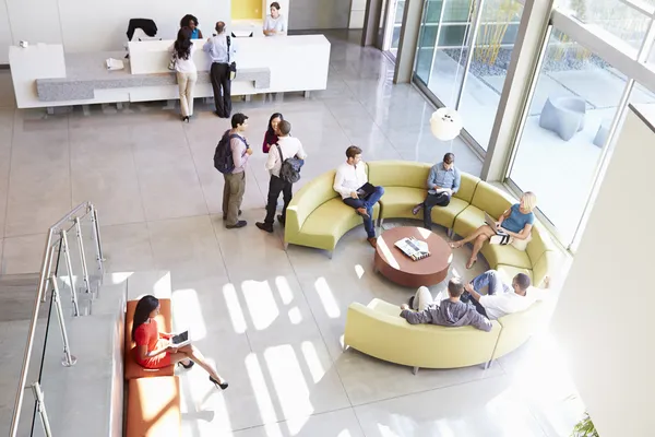 Área de recepción del edificio de oficinas moderno con gente — Foto de Stock