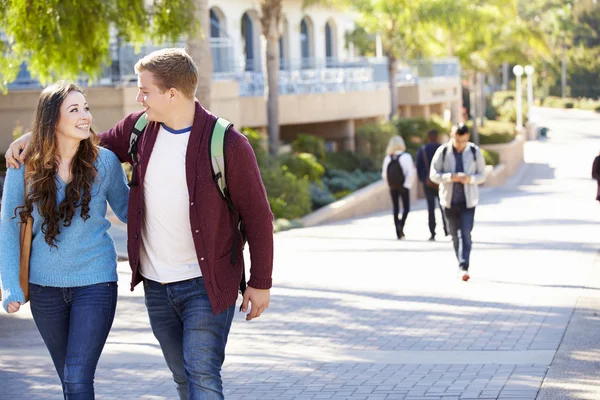 Studentenpaar spaziert auf Uni-Campus ins Freie — Stockfoto