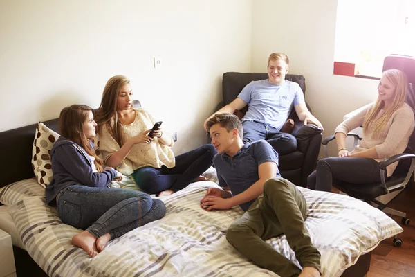 Adolescentes relajándose en el dormitorio — Foto de Stock