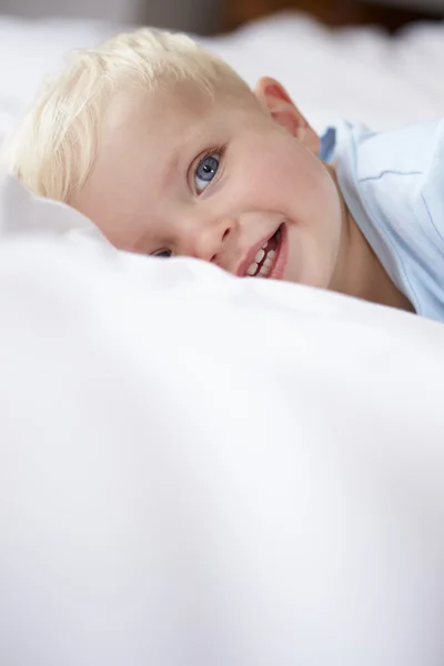 Дитячий хлопчик лежить у ліжку — стокове фото