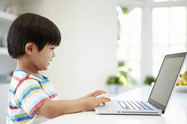 Asiático niño usando portátil —  Fotos de Stock