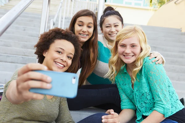 Gymnasiastinnen machen Selfie — Stockfoto