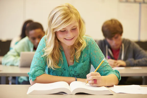 Vrouwelijke middelbare schoolstudent studeert — Stockfoto