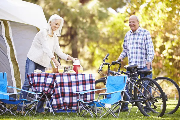 Pareja mayor montando bicicletas — Foto de Stock