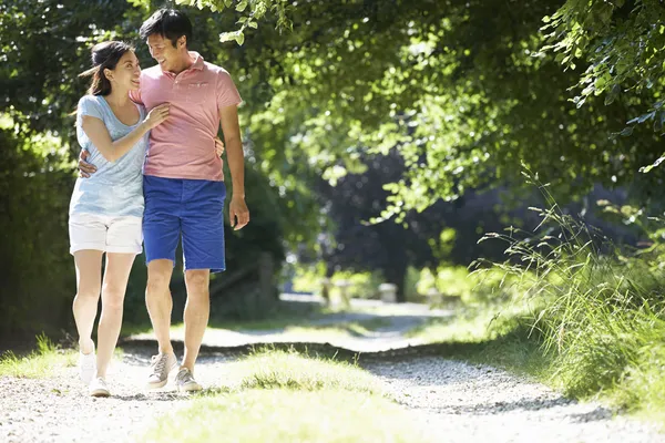 Romántico asiático pareja en caminar — Foto de Stock