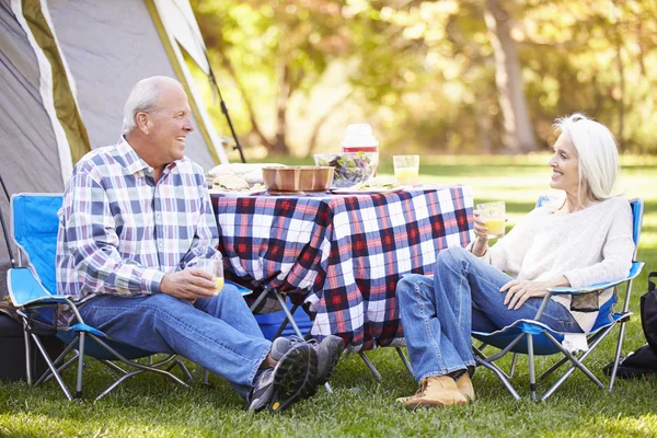 Couple sénior profitant de vacances en camping — Photo