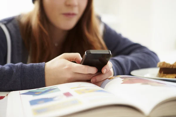 Chica enviando mensaje de texto — Foto de Stock