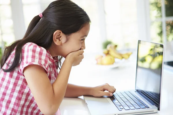 Schockiertes asiatisches Kind benutzt Laptop — Stockfoto
