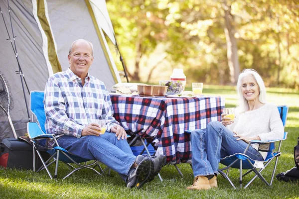 Couple sénior profitant de vacances en camping — Photo