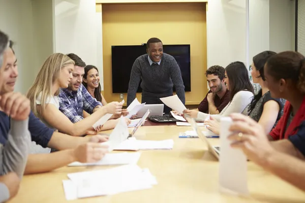 Male Boss Addressing Meeting Around Boardroom Table — Stock Photo, Image